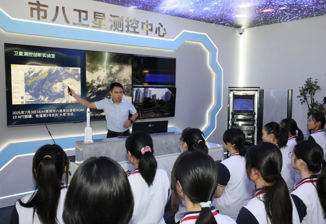 “硬核”的开学第一课：航天员来讲课，卫星实验室启用